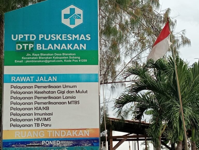 Bendera merah putih yang sobek dan pudar terpasang di UPTD PUSKESMAS BLANAKAN 