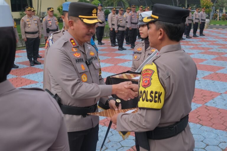 Kapolres Subang Berikan Piagam Penghargaan kepada Personel yang Berprestasi