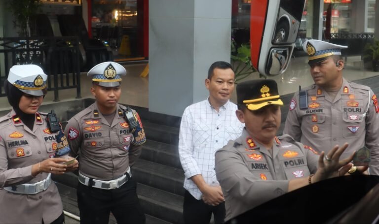 Polres Subang Gencarkan Sosialisasi “Mudik Aman, Keluarga Nyaman” dengan Pemasangan Stiker