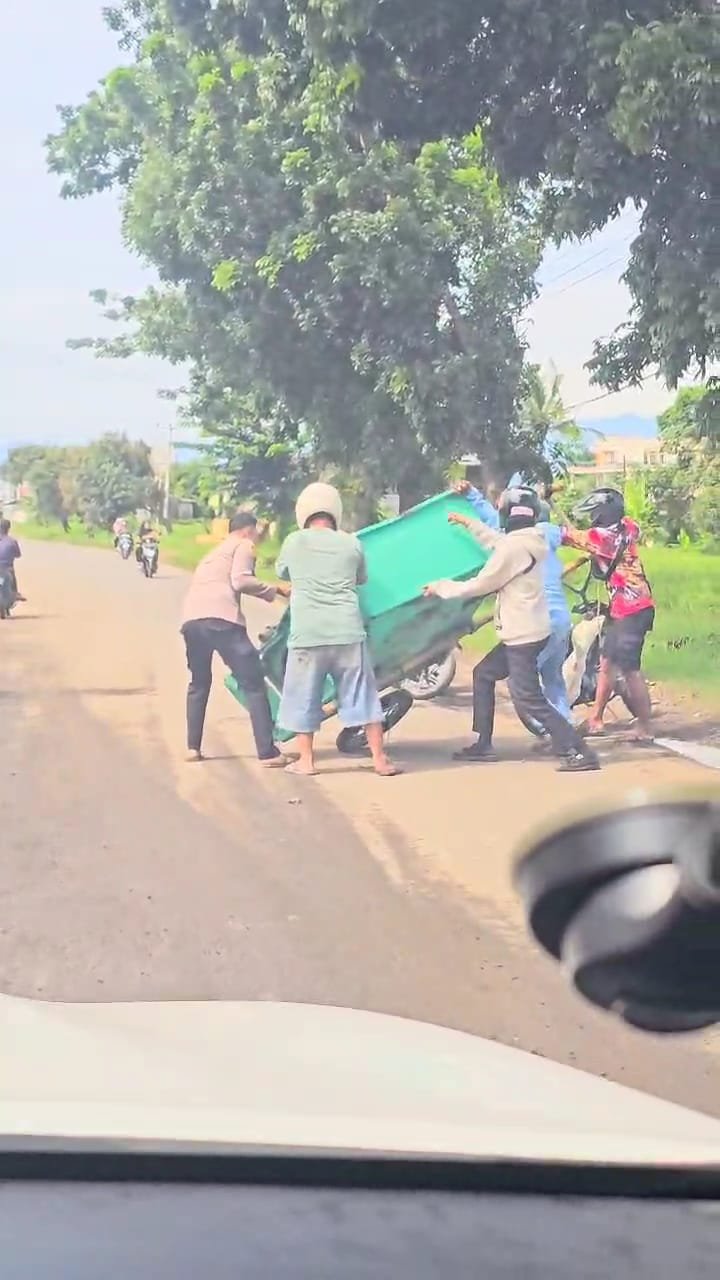 Gercep!!! Kapolsek Binong Spontan Bantu Warga Korban Kecelakaan di Pagaden