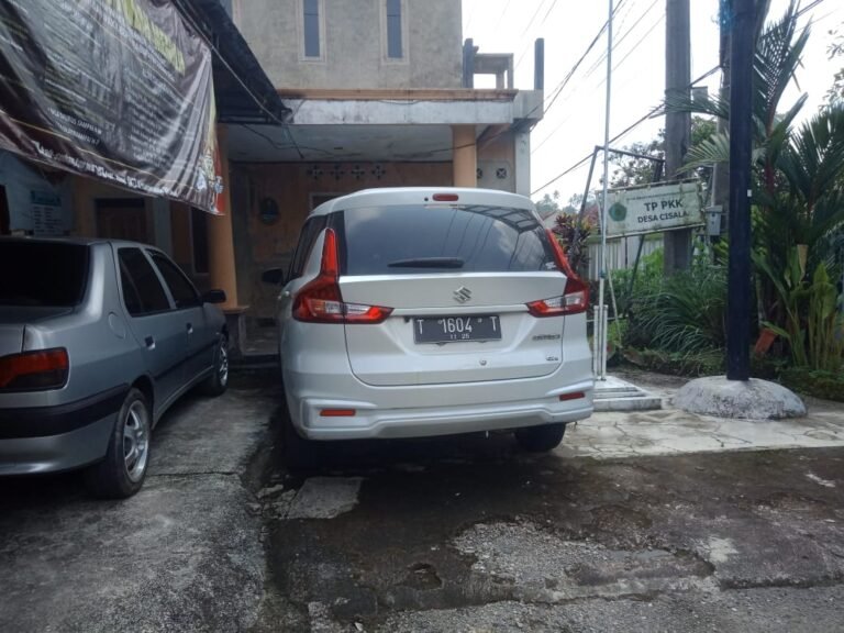 Diduga Mobil dinas Pemerintahan desa Cisalak menggunakan plat nomor Hitam.