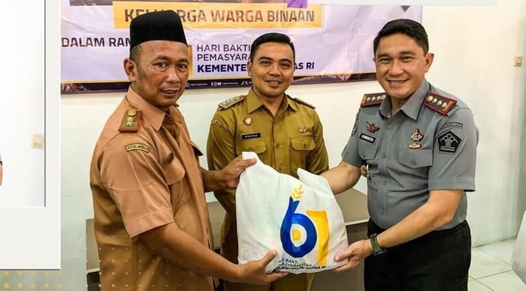 Kalapas Karawang Bagikan Bansos Atas Kepeduliannya Ke Masyarakat