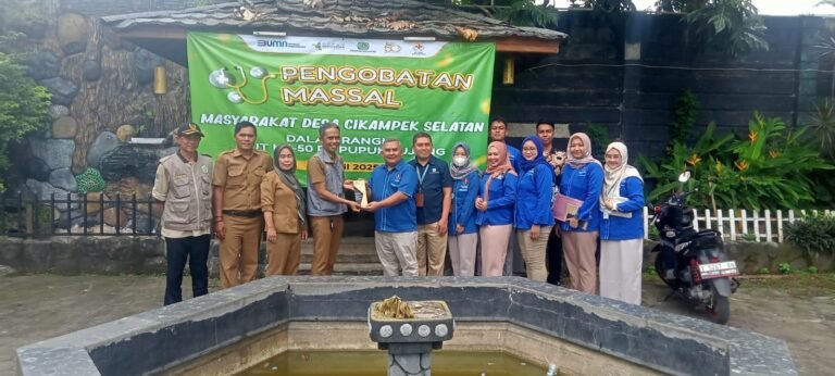 Warga Cikampek ikuti Pengobatan Gratis Masal