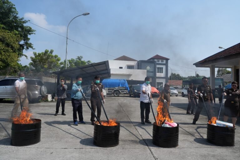 Pemusnahan Barang Bukti di Kejari Karawang: Dari Sabu hingga Senjata Tajam