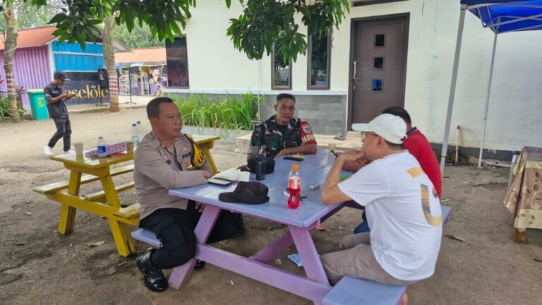 Kapolsek Pagaden Bersama Babinsa,Sambangi Warga Sampaikan Pesan Kamtibmas