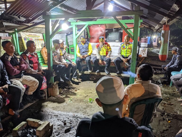 Kapolsek Jalan Cagak , Kumpul Bersama Warga Di Poskamling, Pererat Silaturahmi Dan Satukan Tekad Jaga Kamtibmas