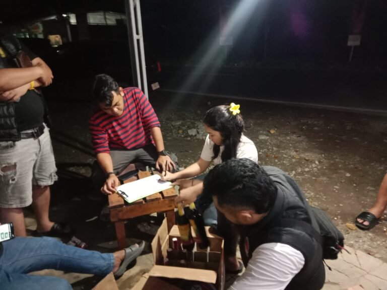 Laksanakan Operasi Di Jalan Raya Cibogo , Satres Narkoba Amankan Puluhan Botol Miras Berbagai Merk