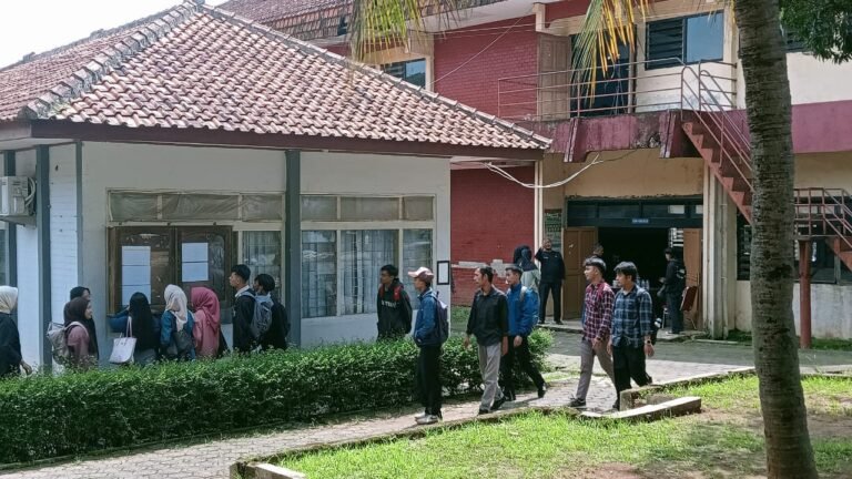 Viral Di Tiktok : Warga Masyarakat Keluhkan Pelayanan BLK Disnakertrans Kabupaten  Subang