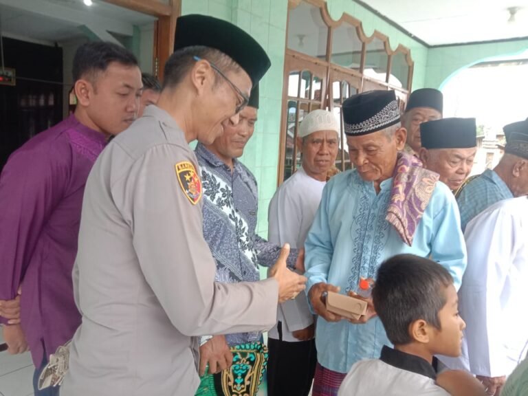 Polri Untuk Masyarakat!!Jajaran Polsek Purwadadi Hadir Berbagi Kebahagiaan Dengan Masyarakat Pada Kegiatan Jum’at Berkah