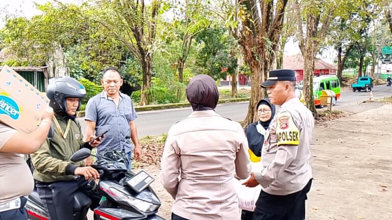 Jum’at Berkah Polsek Subang Kota Bagikan Makan Siang Untuk Masyarakat