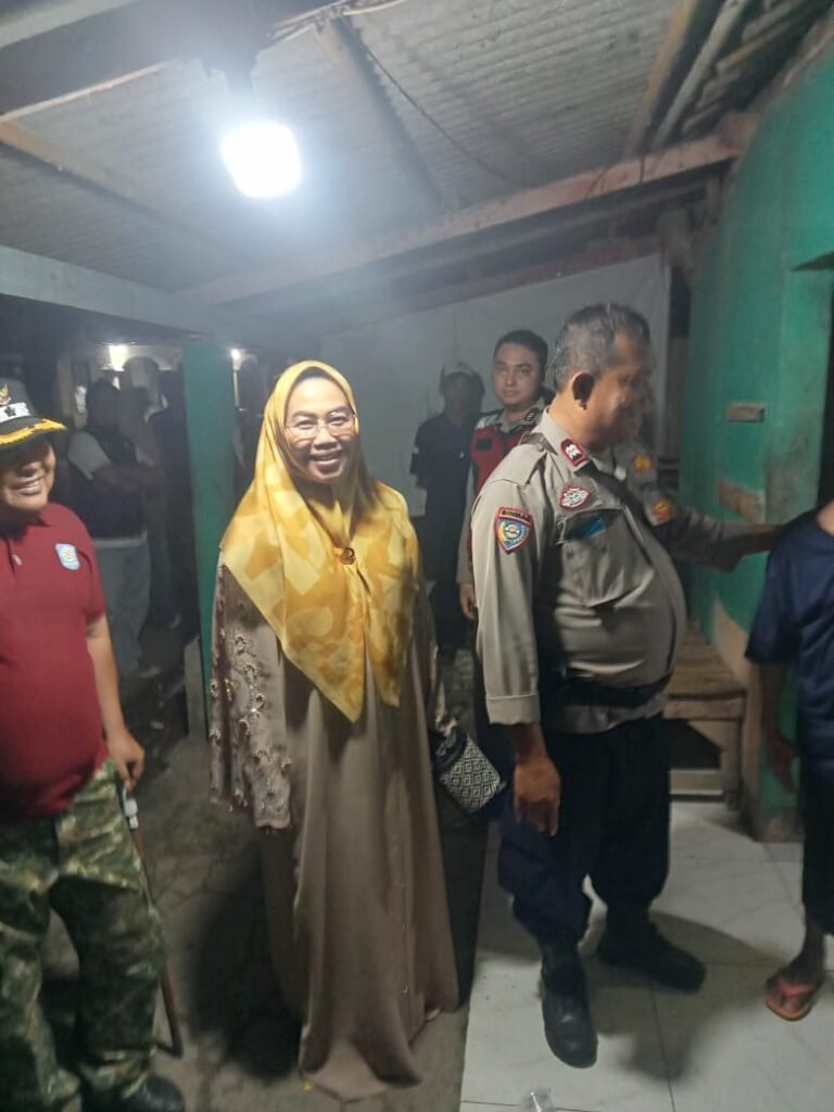 Orang Tua Acungkan Jempol, Kades Purwamekar Turun Langsung Patroli Jam Malam