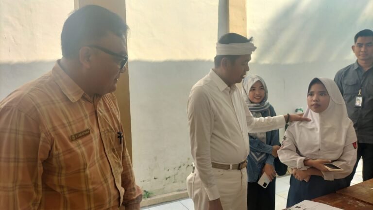 Daya Tampung Minim, Gubernur Jabar Janji Tambah Kelas di SMAN 1 Cikampek Tahun Depan