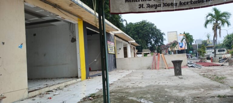 Setelah Sidak Bupati Karawang, KAI Minta Warga Bongkar Bangunan di Taman Ade Irma