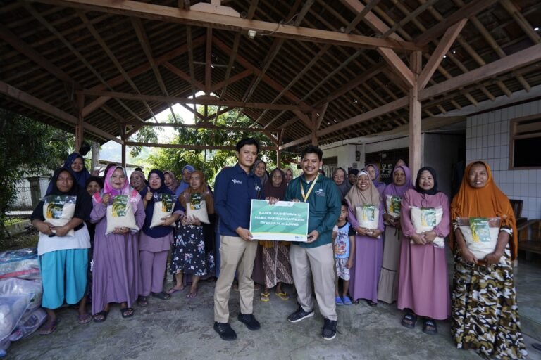Dukung SDGs, Pupuk Kujang Bagikan Beras Hasil Riset ke Warga Sekitar Operasional