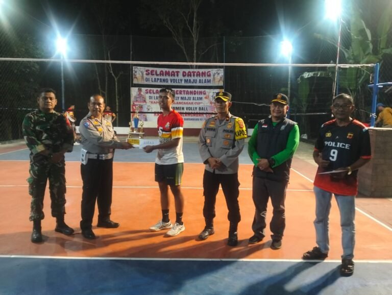 Kapolsek Jalan Cagak Resmi Menutup Turnamen Volley Ball “Kapolsek Cup 2025” Masyarakat Antusias Saksikan Final dan Penyerahan Hadiah