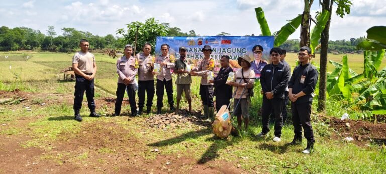 Polsek Purwadadi Melaksanakan Pendampingan Penanaman Jagung Kepada Kelompok Tani.