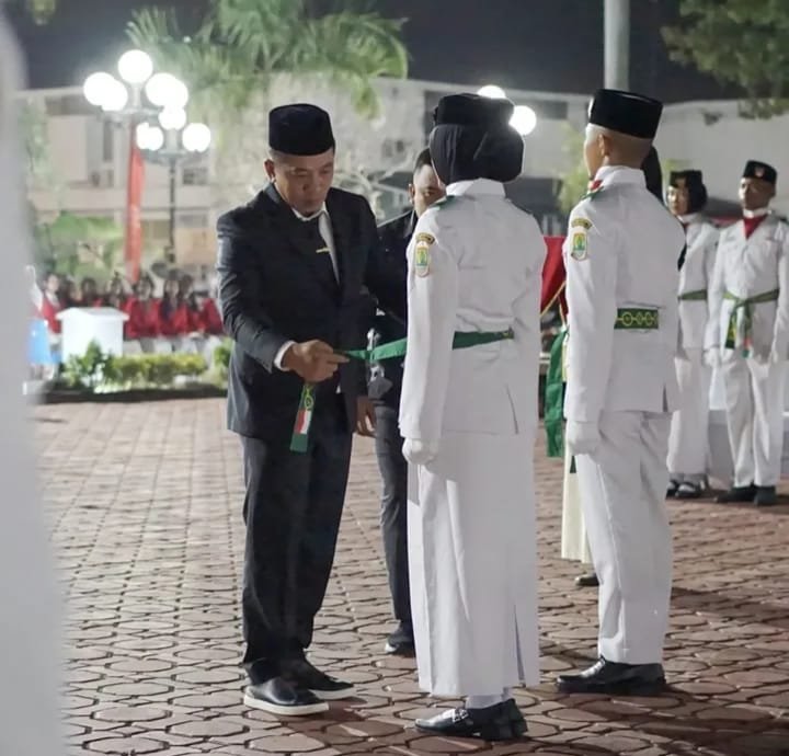 Pengukuhan Paskibraka Karawang Berlangsung Khidmat di Plaza Pemkab