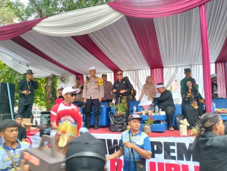 Kapolsek Jalan Cagak Hadiri Pawai Alegoris HUT RI ke-80 di Desa Kasomalang Kulon