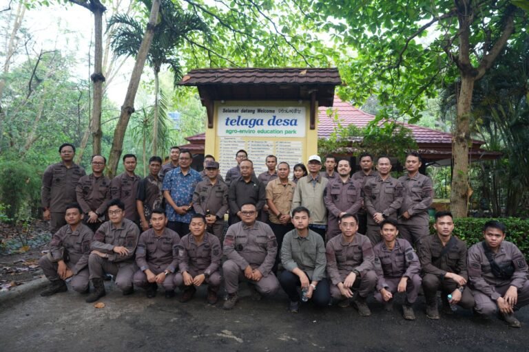 Kejari Karawang Tanam 200 Bibit Pohon Di Telaga Desa Peringati Hut Kejaksaan RI Ke-80