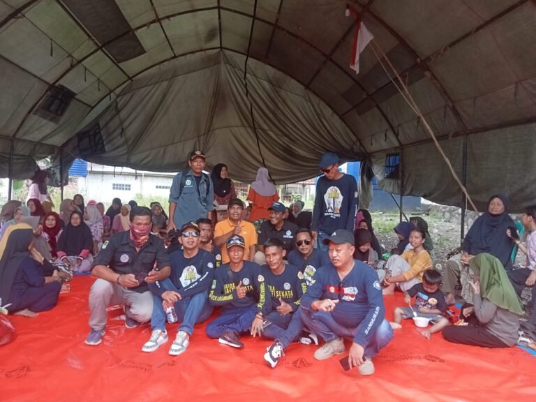 Aksi Solidaritas Karang Taruna Banyusari bersama Garda Sakti Sekata bergerak Cepat Bantu Korban Gempa Bumi di Karawang