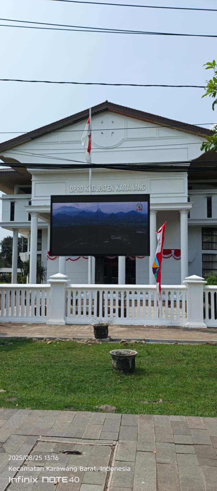 Logo Resmi DPRD Karawang Diduga Tidak Terpasang di Gedung Yang menghadap ke Jalan Raya, Jadi Sorotan Publik