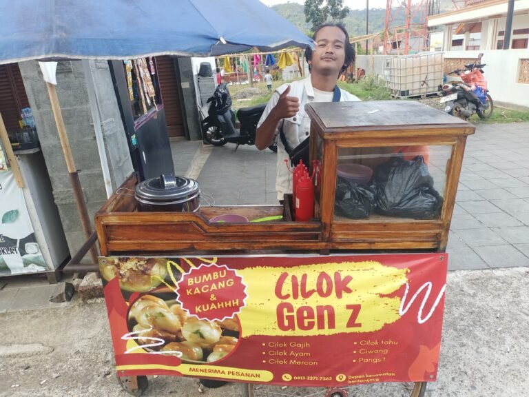 Anak Muda Majalengka Dirikan Usaha Cilok di Depan Kecamatan Bantarujeg, Demi Buka Lapangan Kerja