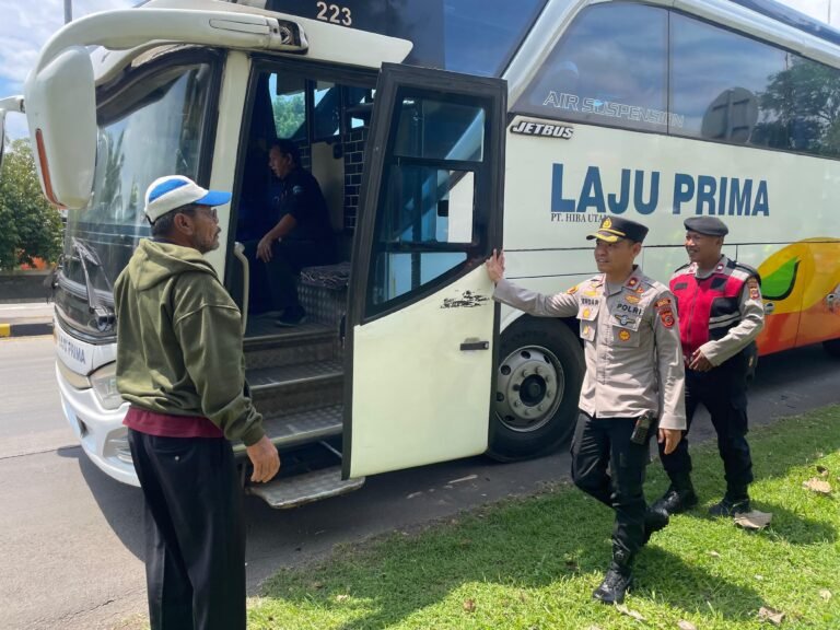 Polres Subang Lakukan Penyekatan Antisipasi Aksi Demo ke DPR RI yang Dilakukan Oleh Pelajar STM dan Buruh