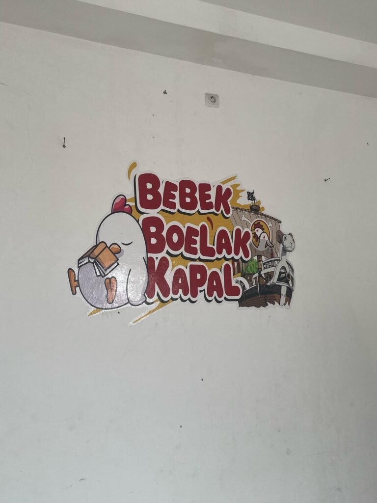Pelanggan setia mengaku ketagihan bebek dan sambal juara “Boelak Kapal”